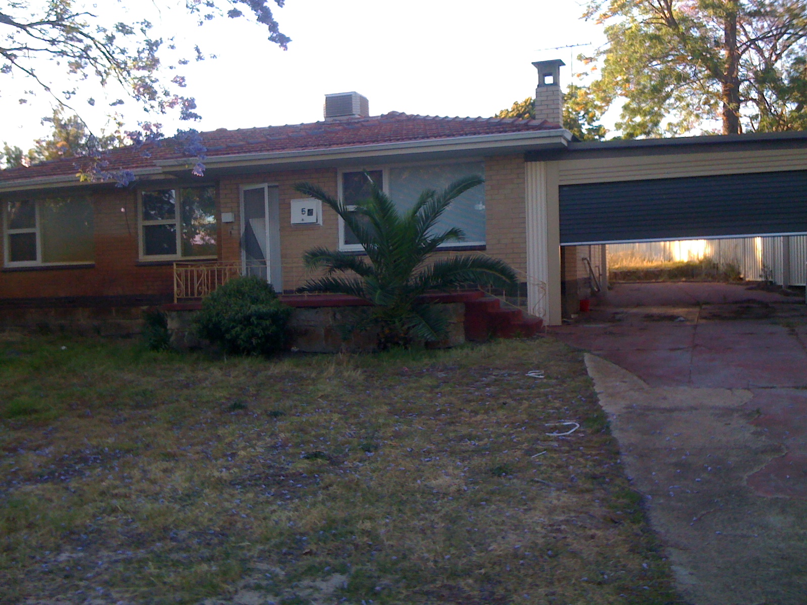Original single-storey house at 5 Banksia Circle, Thornlie before demolition